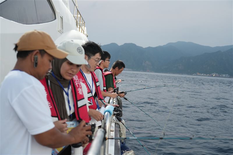 新北深澳小卷季開跑,搭乘娛樂漁船出發,感受深澳漁港海上休閒漁業魅力。(圖/新北市漁業處提供)