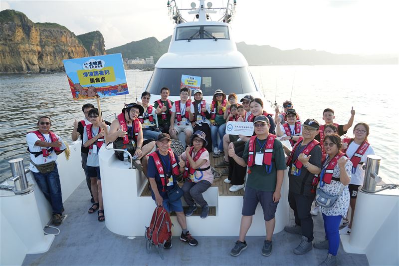 深澳海釣體驗吸引民眾參與,在夕陽餘暉中享受海上休閒時光。(圖/新北市漁業處提供)