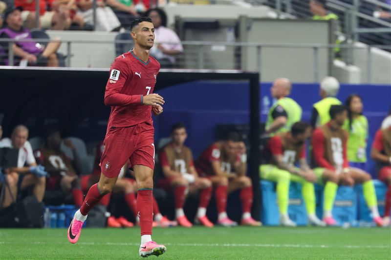 葡萄牙足球巨星「C羅」(Cristiano Ronaldo)在終場哨響後,淚灑賽場,沉寂多日終於打破沉默,在IG寫下「永遠的葡萄牙」。(圖/美聯社/達志影像)