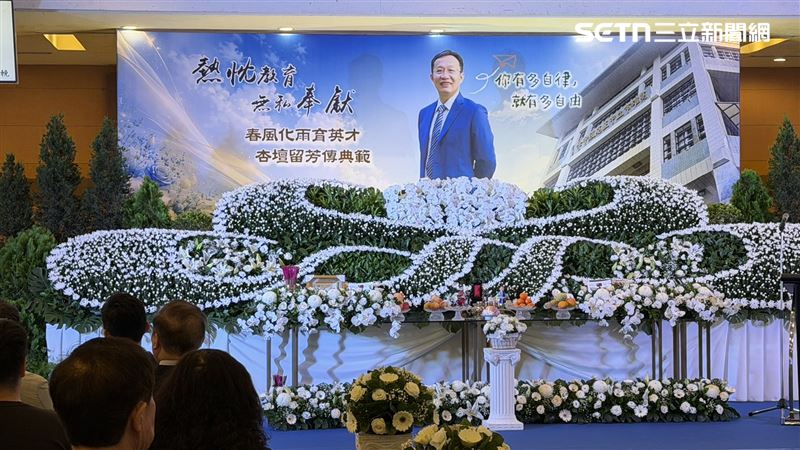 告別式場合佈置簡單溫馨,鮮花簇擁遺照,是家屬想留給大家心目中最後的模樣。(圖/記者簡榮良攝影)