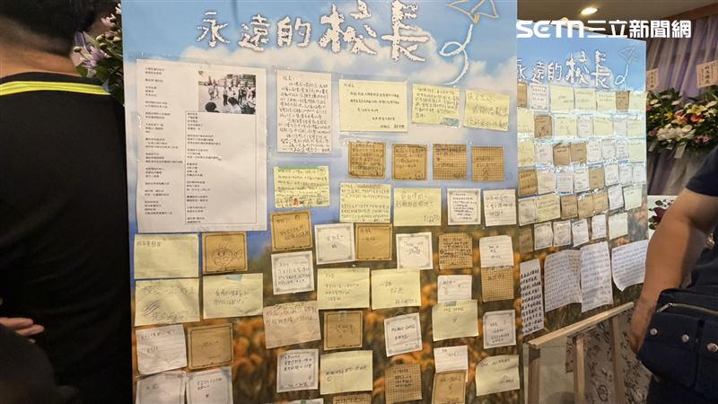 有學生寫將感謝寫在便利貼上築成「思念牆」,也有人錄製影片,訴說他們眼中的校長。(圖/記者簡榮良攝影)