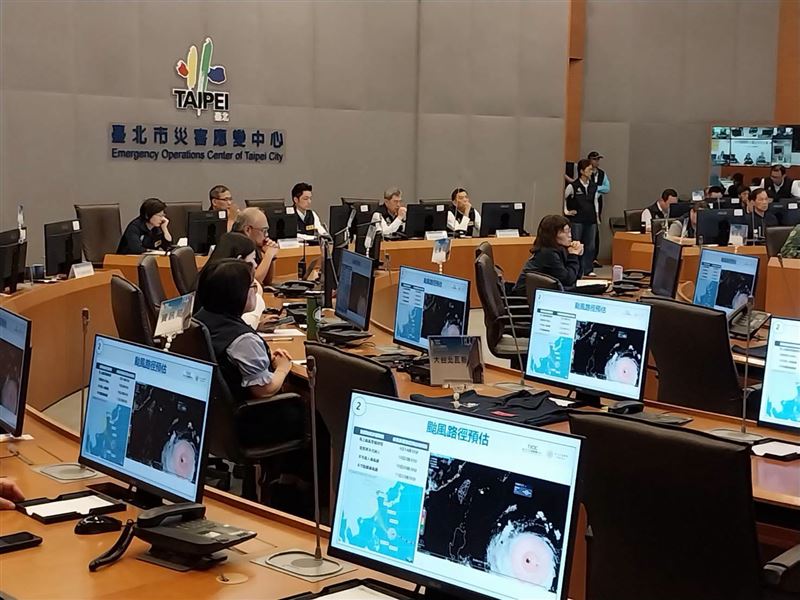 臺北市政府消防局提醒,巴威颱風接近臺北市,10日、11日影響最明顯!請提前做好防颱準備。(圖/翻攝自臺北市政府消防局臉書)