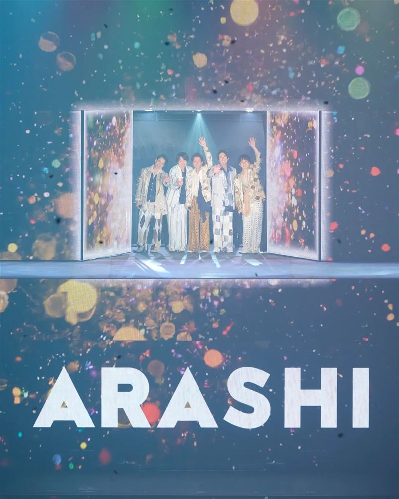 松本潤(左起)、櫻井翔、大野智、相葉雅紀、二宮和也一同迎來團體完美句點。。(圖/翻攝自X@ARASHI)