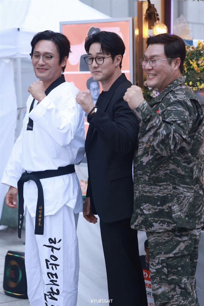 崔大勳(左)、蘇志燮(中)、尹敬浩(右)主演的SBS新劇《金特務:本色回歸》收視表現亮眼。(圖/翻攝自IG @kyu_right_)