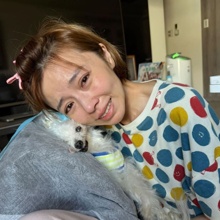 王瞳淚別器官衰竭的愛犬哈嚕哭到淚崩。臉書
