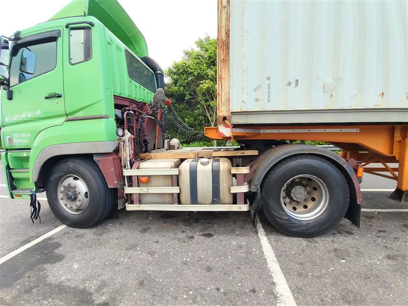 國道1號內湖路段昨(8日)上午發生一起聯結車撞小客車車禍,現場怵目驚心。(圖/翻攝畫面)