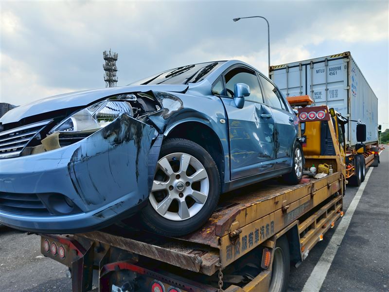 楊男駕駛的小客車車損嚴重,其事後也在社群網站上PO出事發當時的行車記錄器畫面。(圖/翻攝畫面)