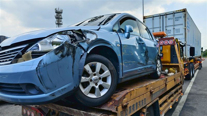 國1內湖段遭聯結車撞！車道失控旋轉一圈