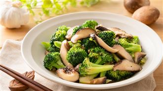 生吃香菇全身驚現「鞭打痕」醫：罕見病症