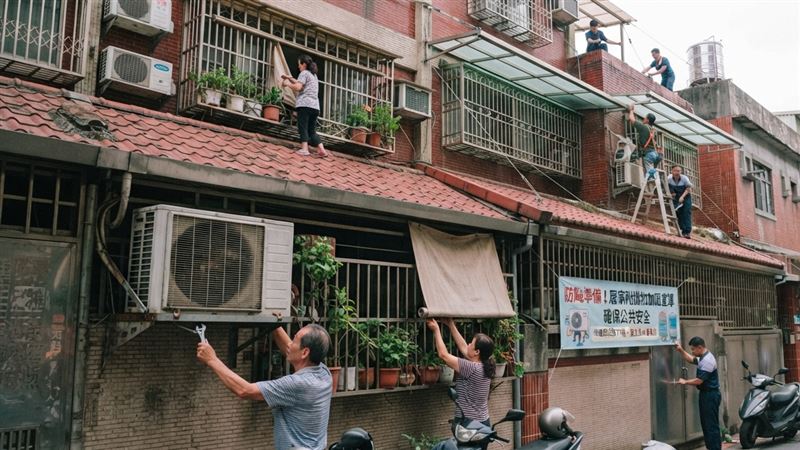 巴威颱風逼近台灣,北市建管處呼籲「住家、社區大樓、工地」都應盡速做好防颱準備,未做好應有防護,一旦出事恐面臨罰鍰與刑民事責任。(AI圖/記者陳韋帆製)