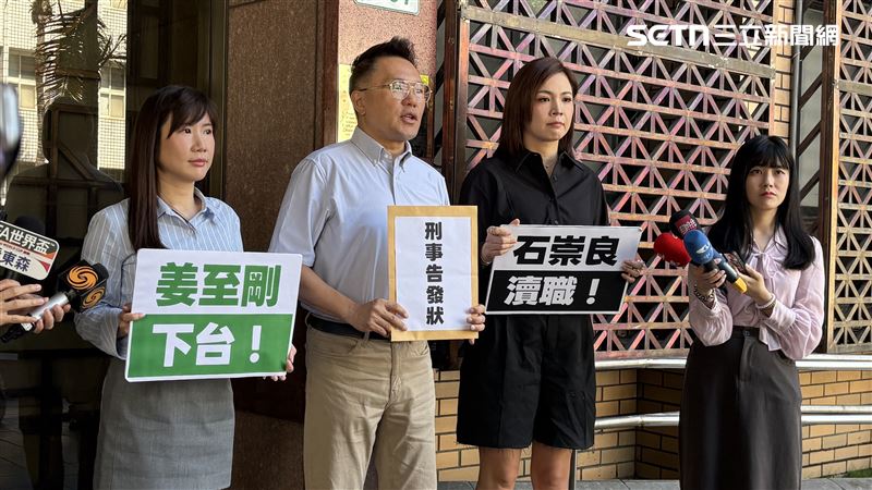 國民黨市議員柳采葳、張斯綱和鍾沛君赴北檢,告發衛福部部長石崇良、食藥署署長姜至剛涉犯瀆職罪。(圖/記者楊佩琪攝)