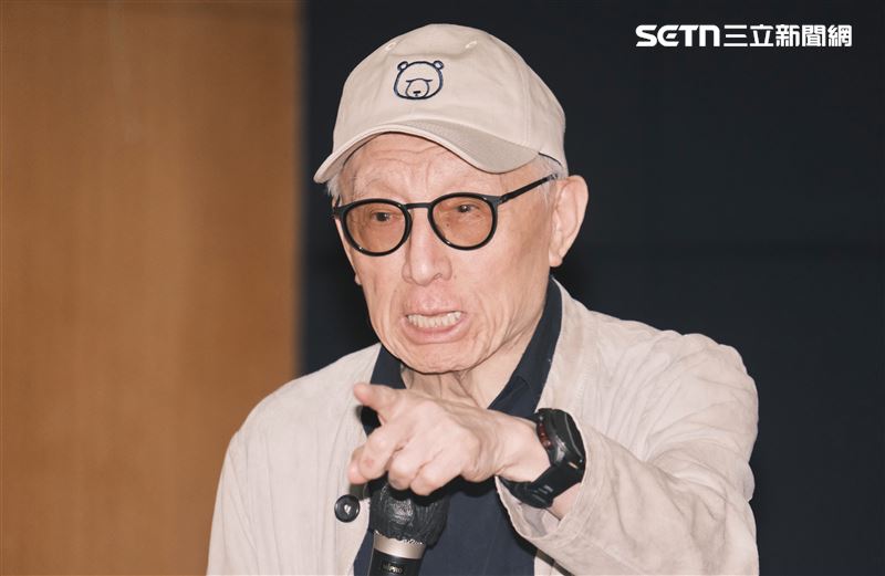 聯電創辦人曹興誠聲援矢板明夫,他指出,全世界華人都應該了解,中共不會復興,「它只會帶你變成爬蟲,帶你走向肝腦塗地這種悲慘的境界」。(圖/記者楊士誼攝影)