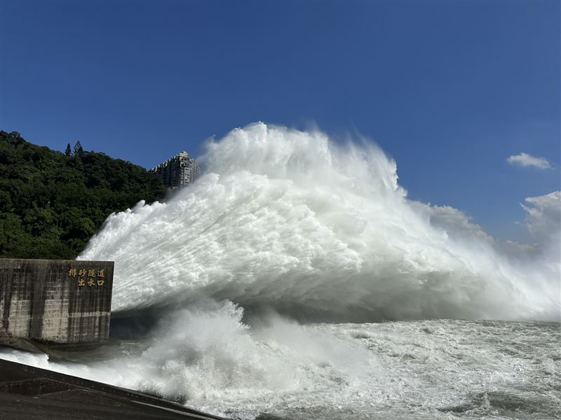 因應巴威颱風，石門水庫今（9日）上午排洪。（圖／北水分署提供）