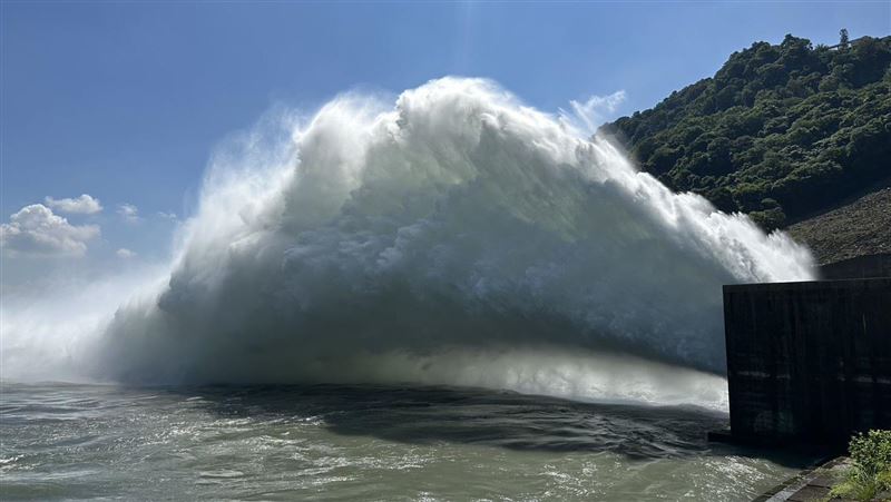 巴威來勢洶洶　石門水庫排洪震撼畫面曝