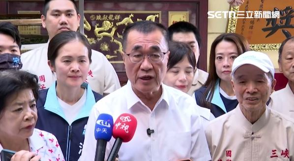 李四川參訪黃文雄製茶廠，接受媒體聯訪（圖／翻攝畫面）