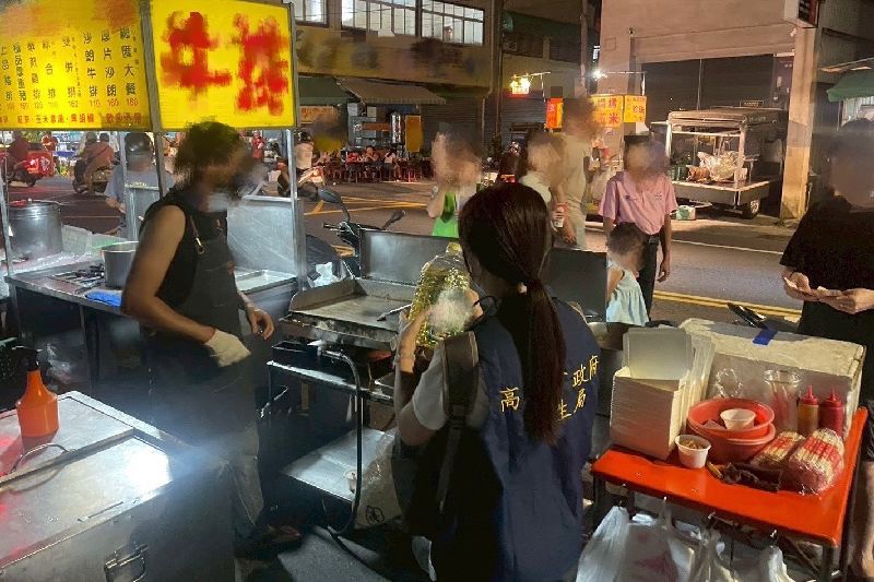 中聯油品致癌物超標案，高雄市食安小組持續擴大稽查，若發現業者未依規定下架、隱匿流向、規避查核，或明知產品有風險仍持續販售、供餐或加工，將依法裁處，情節重大者移送司法偵辦。（高雄市衛生局提供）