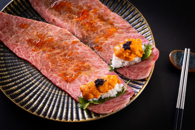 創意「極上和牛紫蘇雲丹卷」海陸雙饗,兩種風味一次滿足。(圖/品牌業者提供)