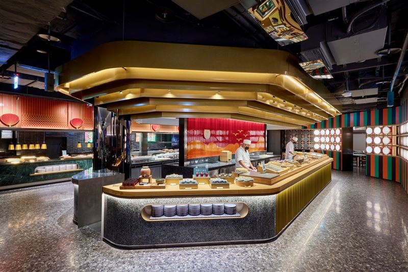 旭集台中店-巧鮨區壽司師傅現點現握,彷彿置身板前享受割烹的高級料理。(圖/品牌業者提供)