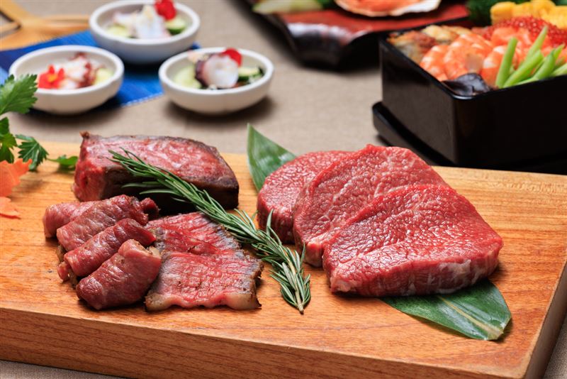 總主廚石原雅弘親自監製的限定菜色「香料風味吊掛燒和牛」,嚴選日本和牛,以香料醃漬後低溫熟成,再以吊掛方式慢火燒烤,完整鎖住肉汁與細膩油花。(圖/飯店業者提供)