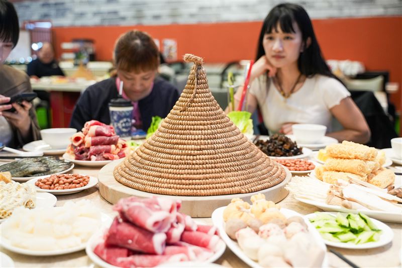 「草帽火鍋」的草帽蓋有保溫、美觀與衛生等功用