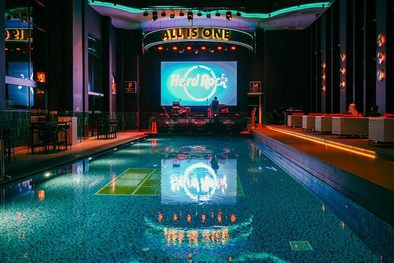 表演舞台前方有溫水泳池，在Hard Rock Cafe品牌中屬全球唯一