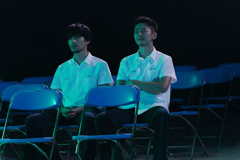 李國毅(右)與姚淳耀在劇中穿著高中制服上演「時空錯位」同框戲碼。(圖/瀚草影視提供)
