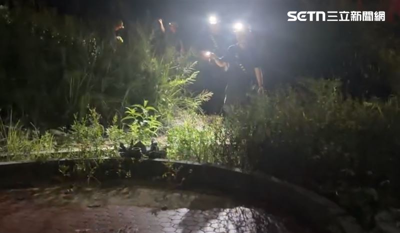 警消從白天搜索到深夜,穿梭在各個墳墓間,不放過任何角。(圖/翻攝畫面)