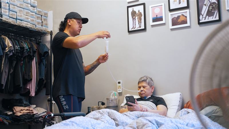 從六年前母親生病倒下後,AT就成了全職照顧者,親自照料母親的生活起居。(圖/記者戴華辰攝影)