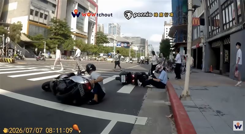 台北市松山區南京東路四段7日上午發生一起機車擦撞車禍。(圖/翻攝自WoWtchout - 地圖型行車影像分享平台)