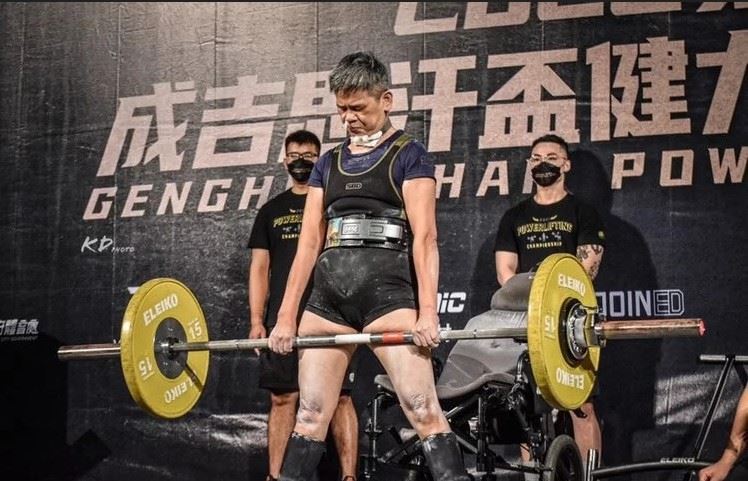 身為腦幹腦癌患者,唐玉珍逃過死神召喚,也擺脫長期臥床命運,如今能硬舉70公斤的槓鈴,故事感動上百萬人。(圖/翻攝自IG 健力媽媽)