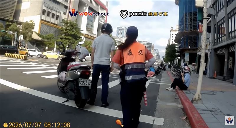 一旁熱心阿伯幫忙牽車,下秒卻因機車未熄火暴衝跌倒在地。(圖/翻攝自WoWtchout - 地圖型行車影像分享平台)
