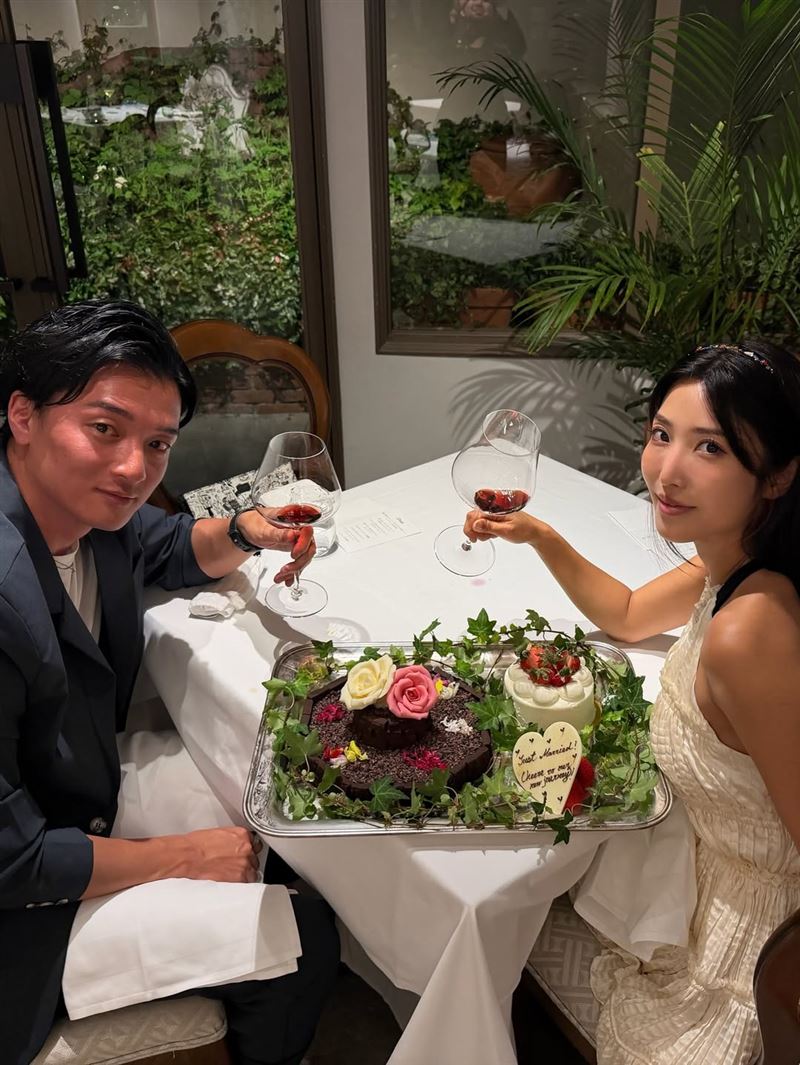 日本AV女優水川堇開心嫁人,超帥老公曝光。(圖/翻攝自mizukawasumireworld IG)