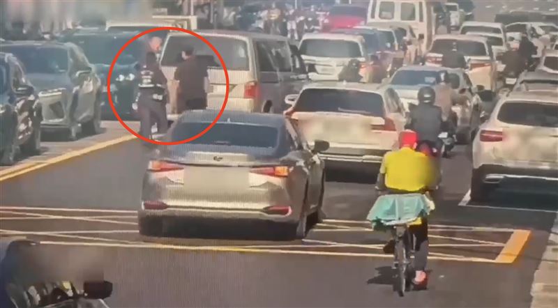 台北市文山區一輛小客車不明原因突然熄火拋錨,員警頂著烈日將車輛推移至路旁。(圖/翻攝畫面)