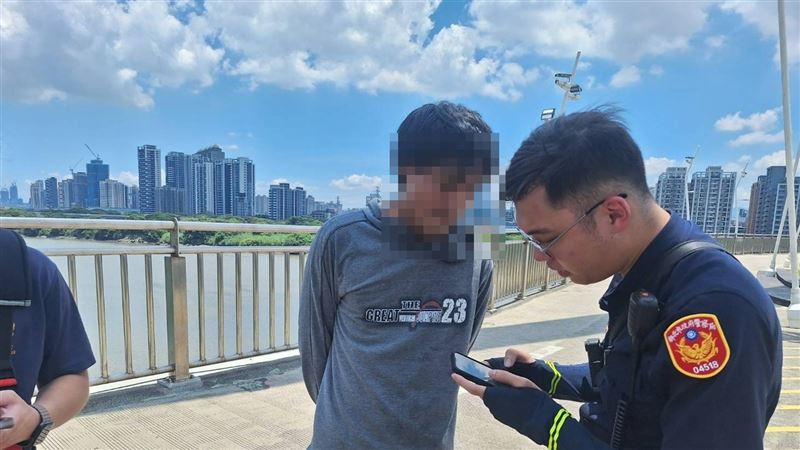 張男向警方說明爬上新月橋頂是為了曬太陽看風景。（圖／翻攝畫面）