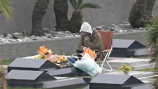具俊曄颱風來照守墓園！網友直擊全看哭了
