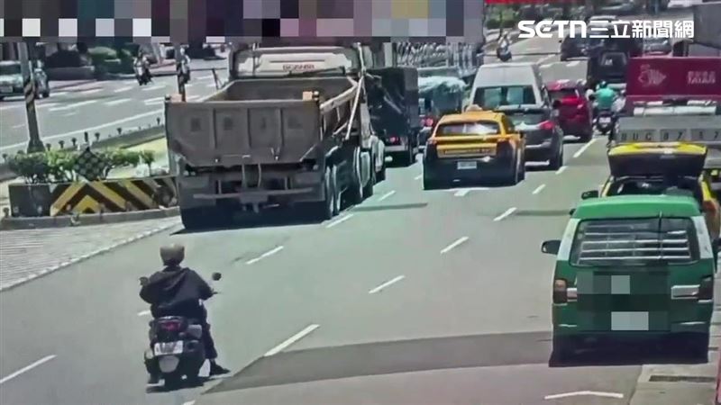 北市楊姓外送員騎車逆向行經羅斯福路四段時遭公車撞飛倒地。(圖/翻攝畫面)