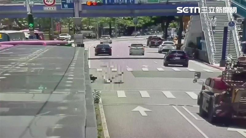 北市楊姓外送員騎車逆向行經羅斯福路四段時遭公車撞飛倒地。(圖/翻攝畫面)
