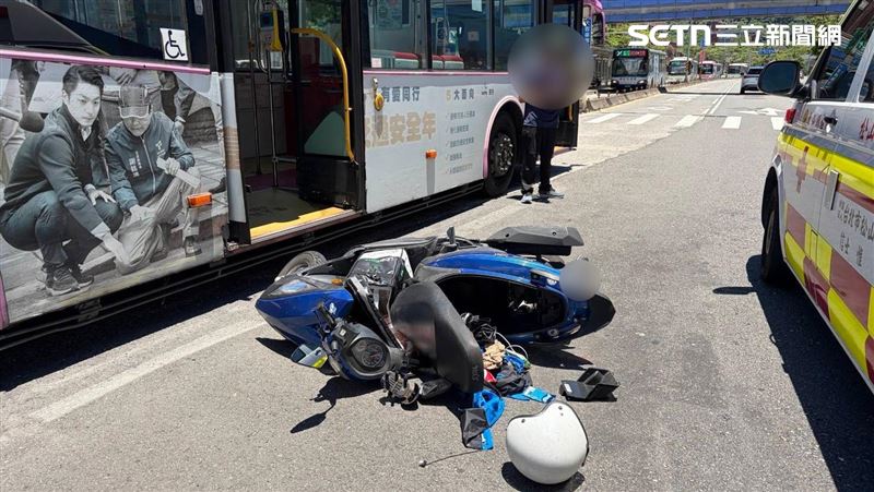 北市楊姓外送員騎車逆向行經羅斯福路四段時遭公車撞飛倒地。(圖/翻攝畫面)