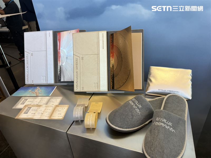 星宇航空彩繪跡登機證、姓名吊牌、紙杯、紙巾等機上用品將以銀色與金色為基調,長程航線另推出經濟艙及豪華經濟艙專屬過夜包。(圖/記者李育道攝影)