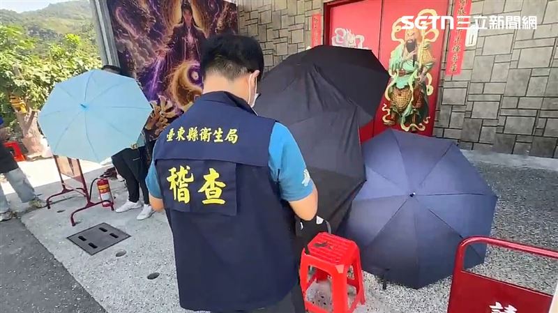 信眾出動黑傘陣阻擋拍攝,並與現場媒體爆發口角衝突。(圖/翻攝畫面)