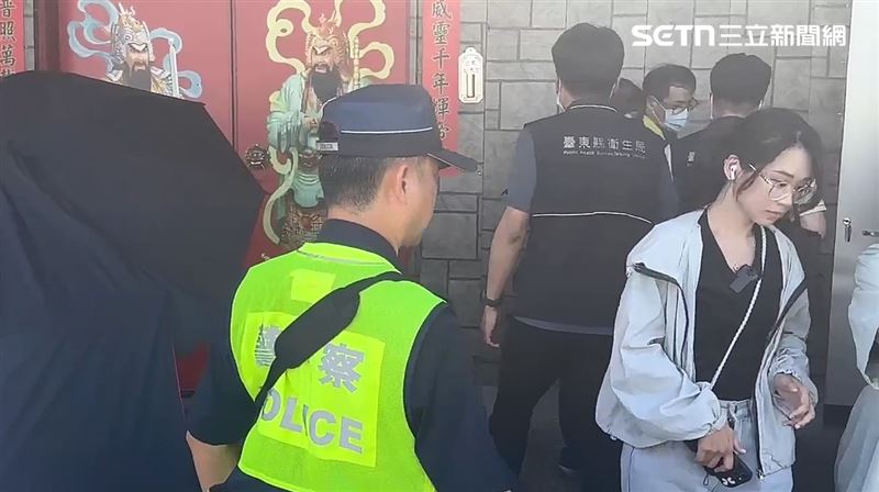 台東縣衛生局人員到場,在員警陪同下入內稽查。(圖/翻攝畫面)