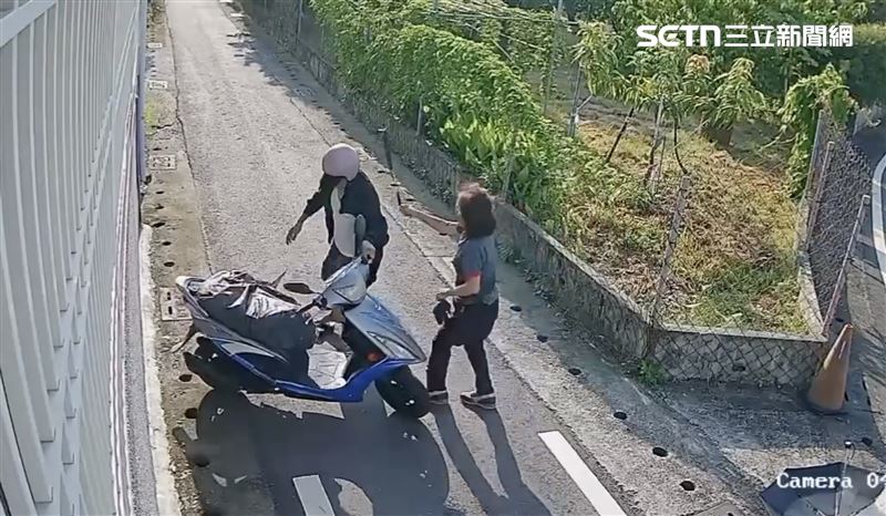 阿嬤怒火全開,抓起被扯斷的包包背帶當成鞭子,朝洪男一連猛力抽打10下。(圖/翻攝畫面)