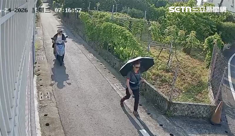 屏東縣潮州鎮曲振路上人煙稀少,一名78歲羅姓阿嬤戴著墨鏡、撐著一把陽傘獨自行走,渾然不知早已被44歲洪姓男子鎖定。(圖/翻攝畫面)