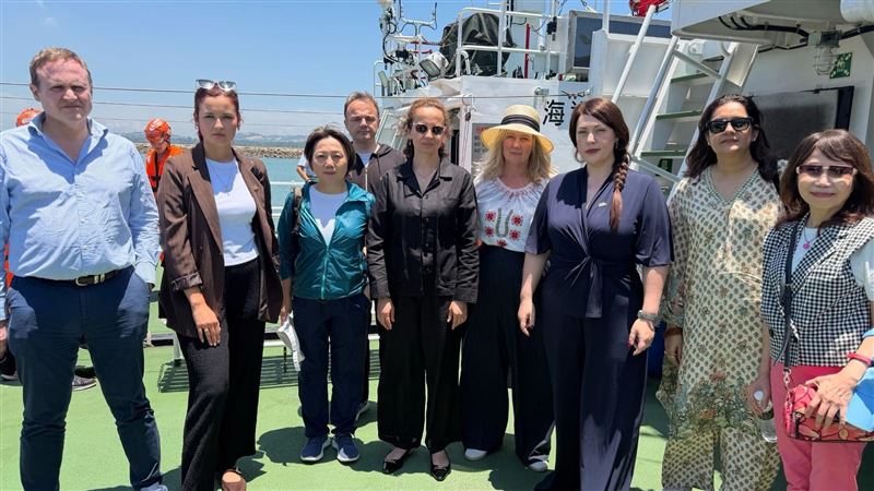 IPAC代表團日前登上我國船艦,在金門水域進行為時90分鐘的前線巡邏,觀察中國對台灣的灰色地帶行動。(圖/IPAC提供)