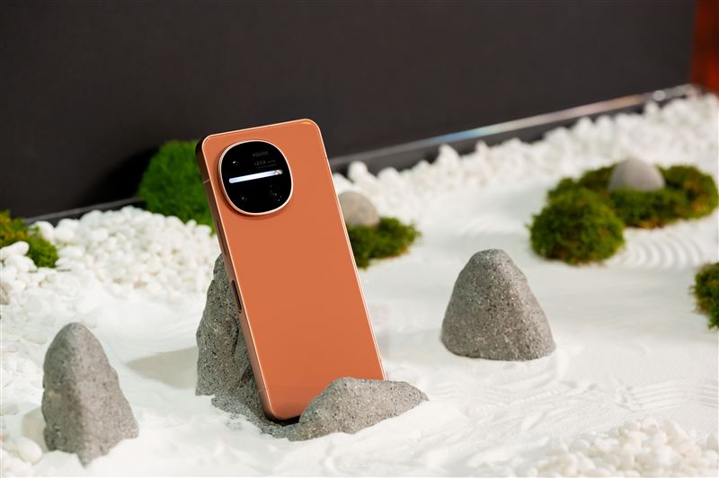 AQUOS R11搭載由德國Leica Camera AG監修的HEKTOR三鏡頭主相機系統