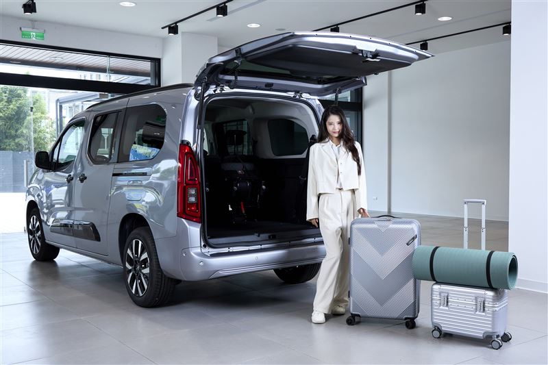 OPEL COMBO 全新「流光銀」車色七月中旬進駐展間，以低調金屬光澤，展現德系 MPV 的俐落質感與靈活魅力。（圖／業者提供）