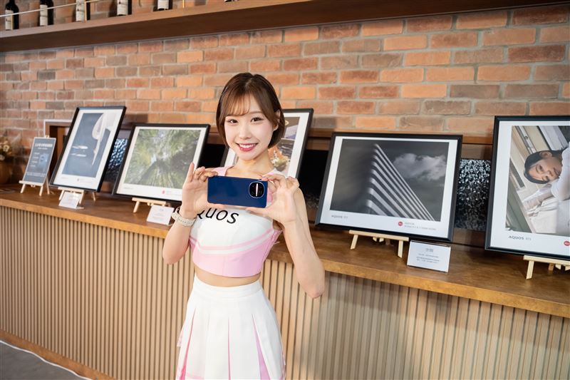 AQUOS R11(12GB+256GB)建議售價NT$26,990;AQUOS R11(12GB+512GB)建議售價NT$29,990