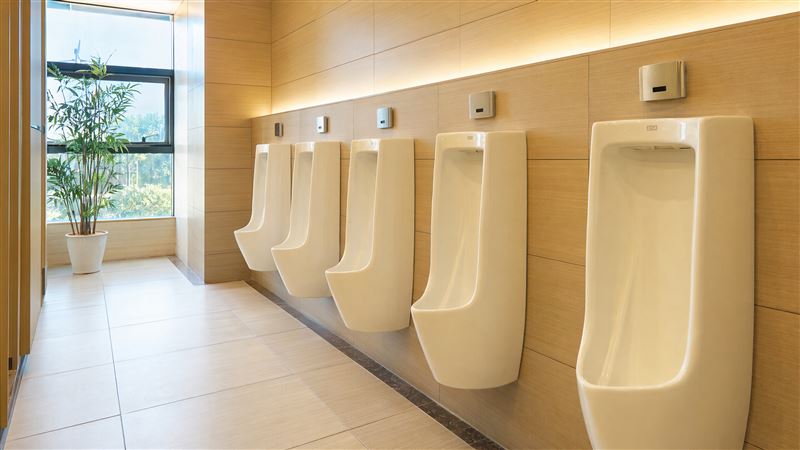 不少男性排尿前、後有吐口水習慣,泌尿科醫師程威銘表示,可能與排尿時神經調節、心理壓力有關,也可能是無意識行為。(示意圖/AI製圖)