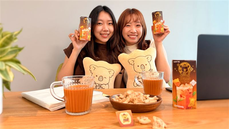 泰奶控別錯過！樂天小熊餅「泰奶風味」新上市，將泰國經典奶茶的濃郁茶香與滑順奶香濃縮進每一口酥脆美味。（圖／品牌業者提供）