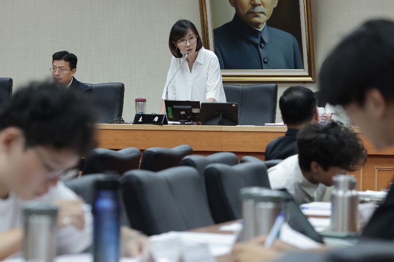 立法院教育及文化委員會9日舉辦「提升師生權益,促進校務發展-大學法的現況與展望」公聽會,民進黨立委郭昱晴(後中)主持